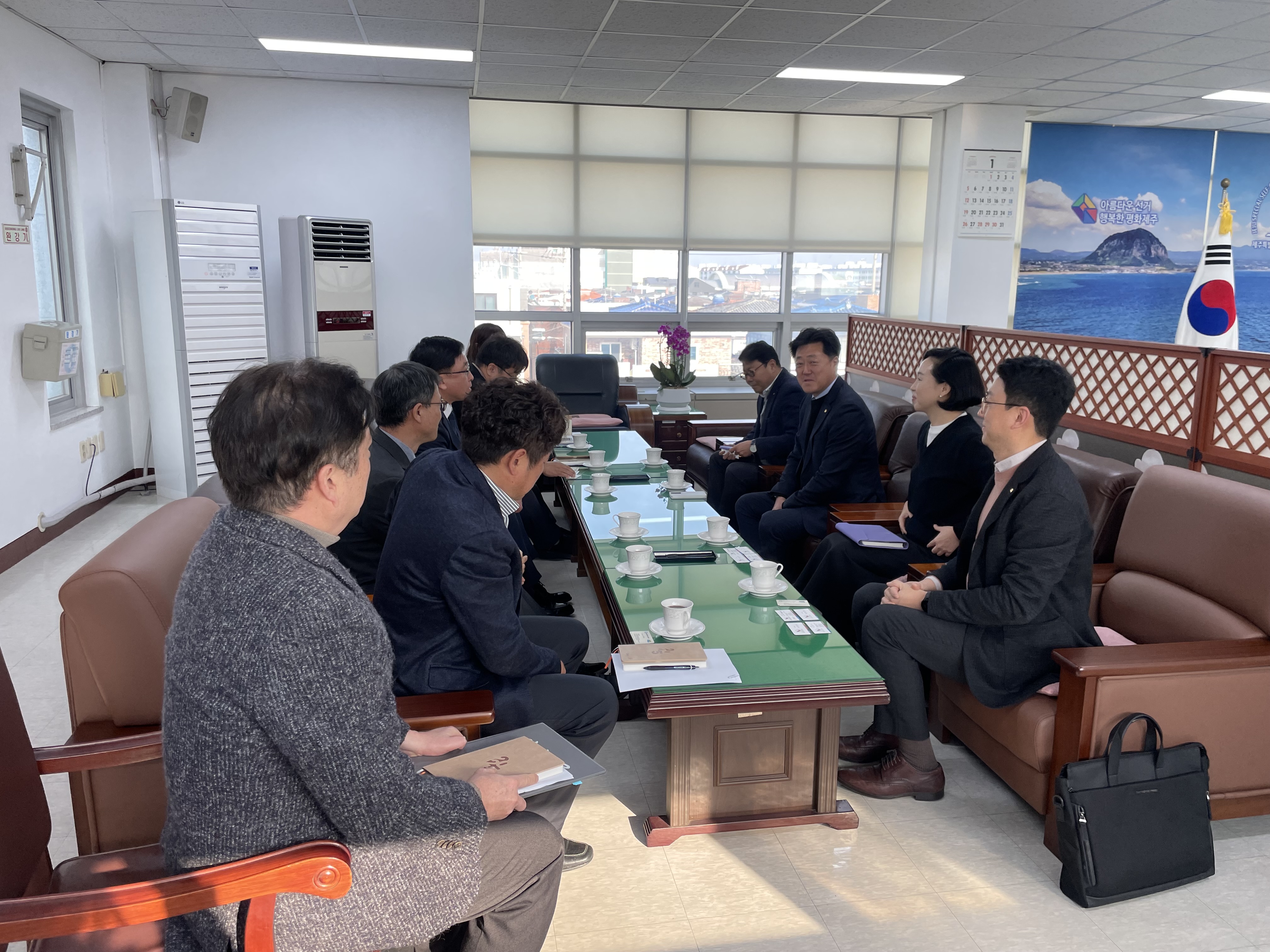 도선관위 및 새마을금고 간부 10명이 업무협의를 하고 있다.