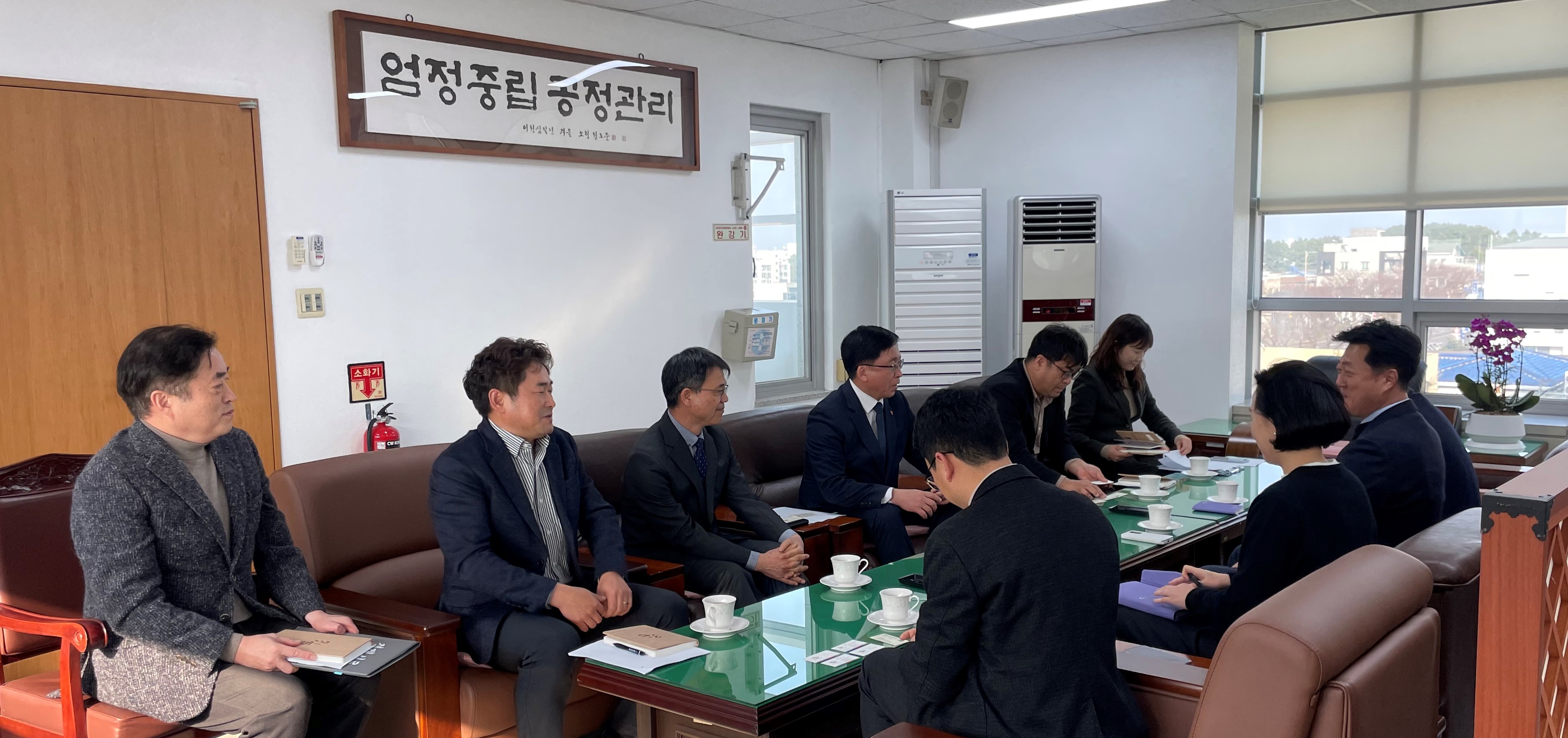 업무협의회 도선관위 및 새마을금고 간부 10명이 업무협의를 하고 있다.