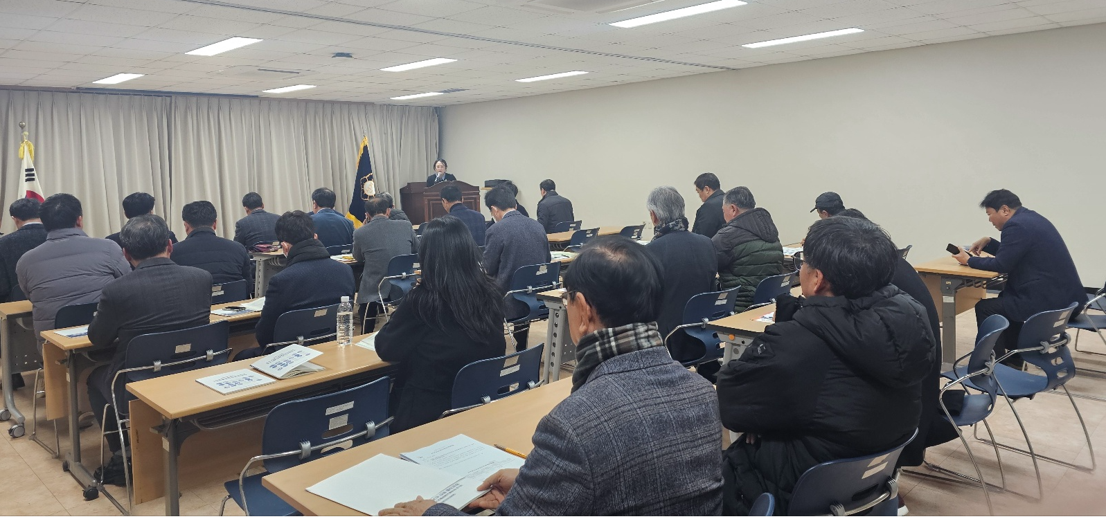 입후보설명회 입후보설명회 참석자들이 강의를 듣고 있다