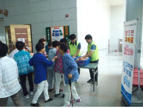 거창군 상살미홀에서 <21세기 행복아카데미 강연 계기를 이용하여 상시 기부행위  예방 등을 위하여 리플릿과 홍보용품을 배부하고 있는 장면입니다.