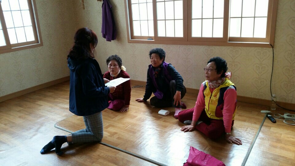 마을회관 순회홍보활동중 리플릿 배부 모습입니다.