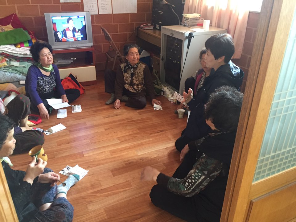 관내 경로당 및 마을회관을 찾아 제19대 대통령선거를 홍보하는 사진입니다.