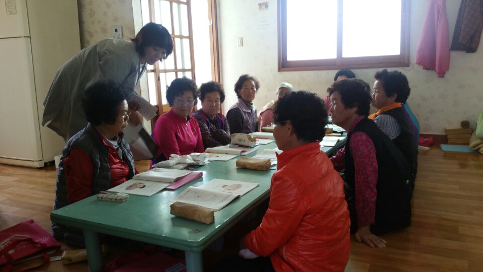 관내 경로당 및 마을회관을 찾아 제19대 대통령선거를 홍보하는 사진입니다.