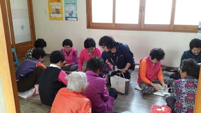 남해군선거관리위원회에서는 남해군 관내 경로당을 방문하여 2017. 5. 9 실시하는 제19대 대통령선거 홍보 및 안내를 하였습니다.