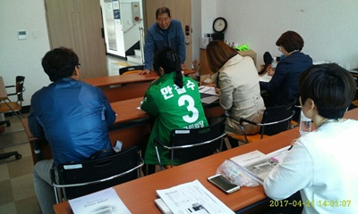 남해군선거관리위원회에서는 2017. 5. 9 실시하는 제19대 대통령선거의 남해군연락소 회계책임자들 대상으로 정치자금회계실무 교육을 실시하였습니다.