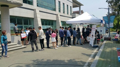남해군선거관리위원회에서는 2017. 5. 9 실시하는 제19대 대통령선거의 공명선거 및 투표 참여 분위기 조성을 위하여 경남도립남해대학 총학생회 임원과 함께 남해대학 재학생 대상으로 공명선거 캠페인을 개최하였습니다.