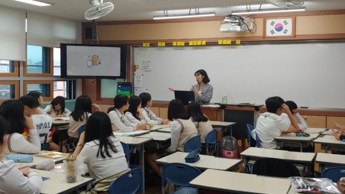 선거관리위원회 직원과 학생들이 선관위의 업무 및 선관위 공무원이 되기 위한 방법 등에 대해 얘기하는 모습