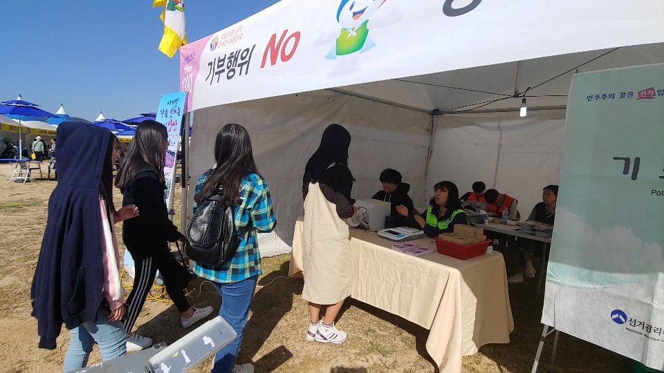 학생들에게 사전투표에 대해 설명 및 투표 방법을 안내하는 모습